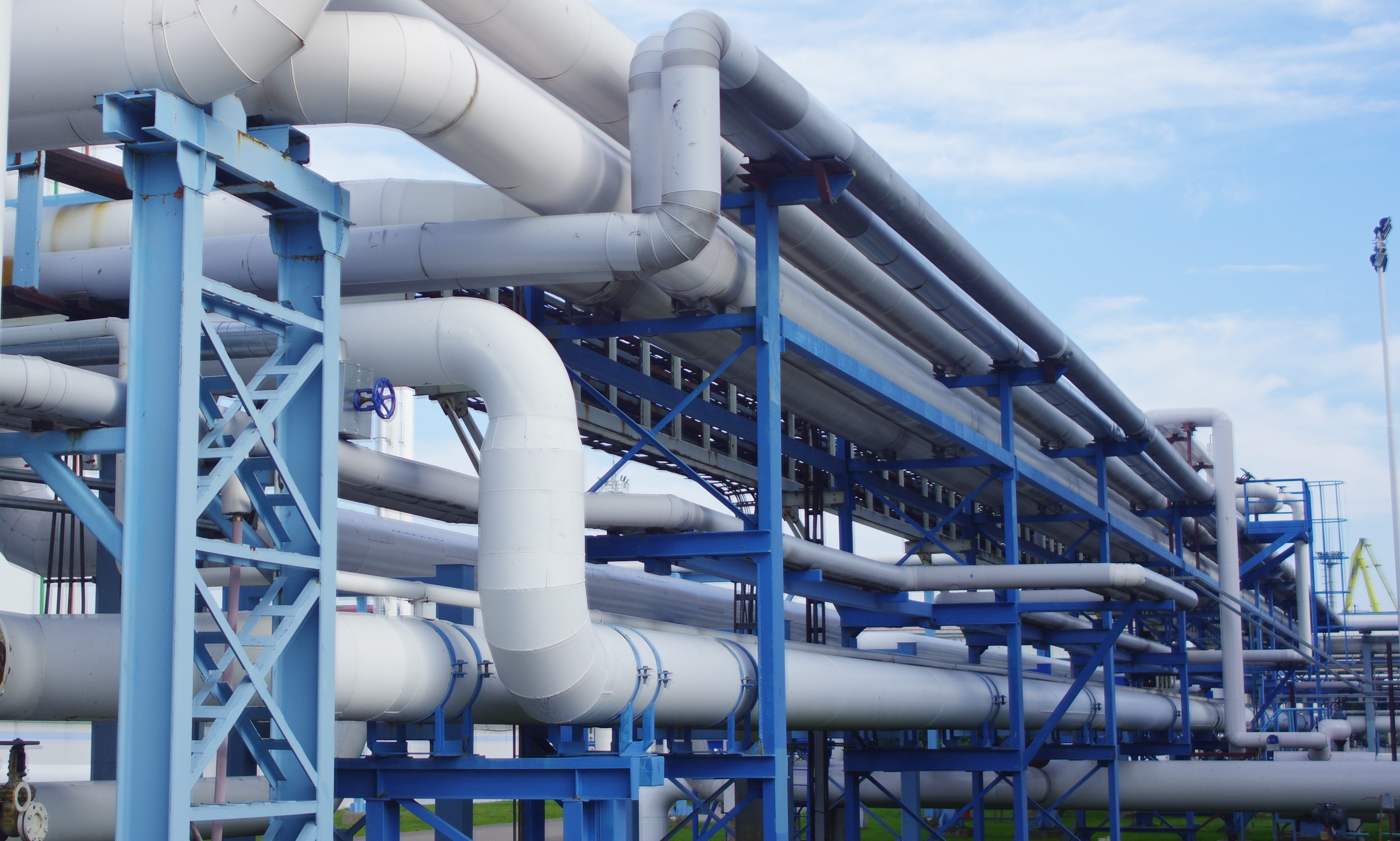 primer-plano-de-tuberias-industriales-alrededor-de-un-factor-en-un-dia-soleado